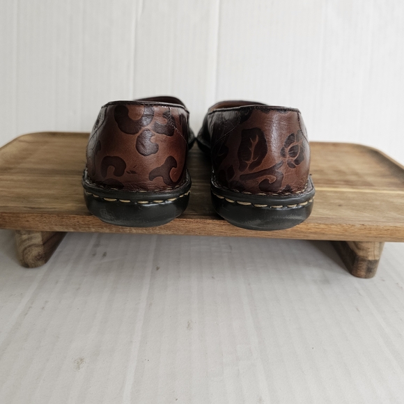 Born Brown Leather Flats Size 7.5 Tooled Embossed Floral Slip On Cushion Insoles - Picture 8 of 14